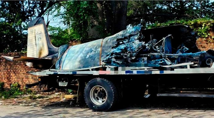 Incendian avioneta en pista aérea de Parácuaro; autoridades investigan