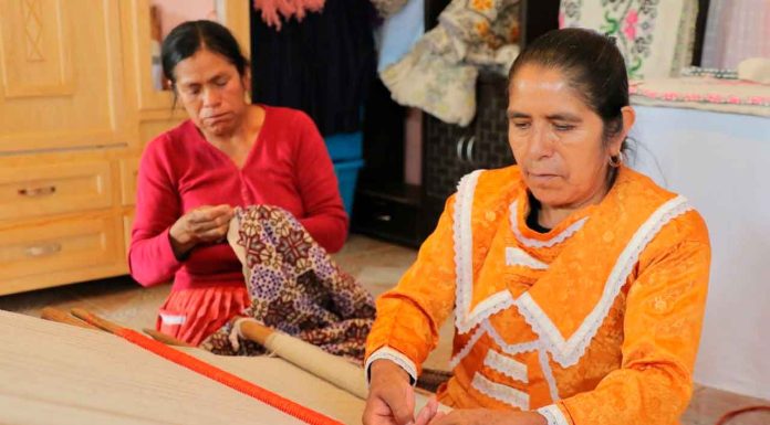 Financiera para el Bienestar brinda créditos sin intereses a artesanas de región Cherán