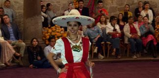 Catrinas y catrines charros desfilan por “Palacio Catrinas” para demostrar el misticismo de la Noche de Muertos