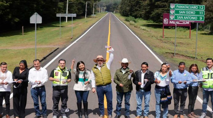 Inaugura Bedolla rehabilitación carretera para comunidades con autogobierno en la Meseta Purépecha