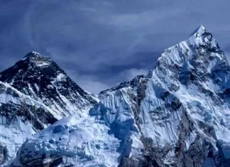 Crisis en el Everest: escaladores atrapados luchan contra el clima extremo