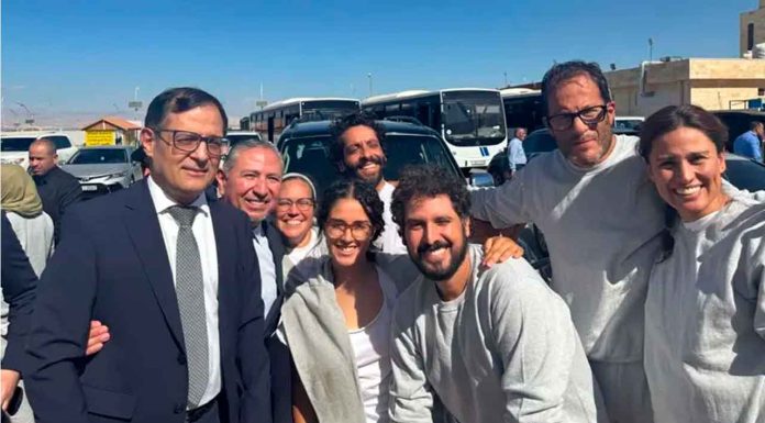 Mexicanos detenidos en Israel regresan al país tras participar en misión humanitaria