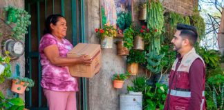 Alexis Velázquez entrega apoyos alimentarios a familias afectadas por lluvias en Huandacareo