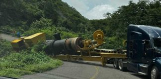 Se accidenta tráiler que trasladaba máquina asfaltadora en la carretera Huetamo – Zitácuaro