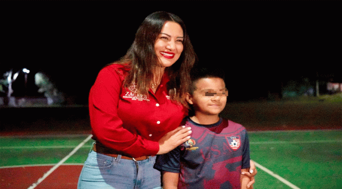 Inaugura Mónica Valdez alumbrado en cancha deportiva de La Escondida