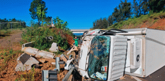 Volcadura de camión de la empresa LALA provoca movilización en la Autopista Siglo XXI