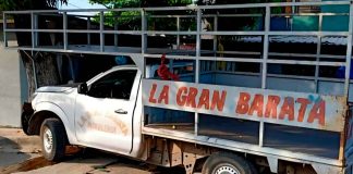 Criminales acribillan a los ocupantes de camioneta mueblera en Apatzingán; hay un muerto y un herido