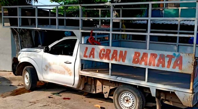 Criminales acribillan a los ocupantes de camioneta mueblera en Apatzingán; hay un muerto y un herido