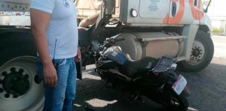 Percance entre moto y tráiler deja solo daños materiales al poniente de Morelia