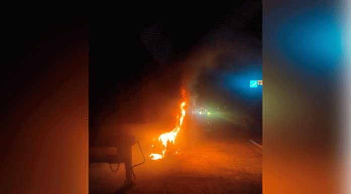 Guardias Nacionales sofocan incendio de góndola en la autopista Siglo XXI