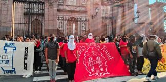 Normalistas se deslindan de actos vandálicos y exigen liberación de compañero detenido; madre denuncia tortura