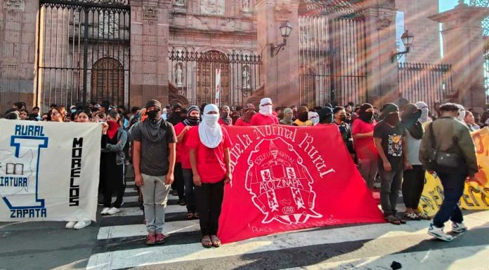 Normalistas se deslindan de actos vandálicos y exigen liberación de compañero detenido; madre denuncia tortura