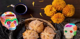 Sabores que cuentan historias: el simbolismo detrás del pan de muerto y las calaveritas de azúcar