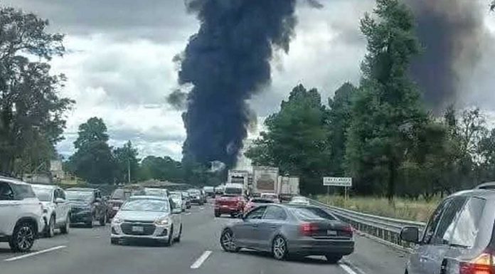Explota pipa en la autopista México-Puebla; cierran ambos sentidos