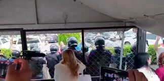 Policías impiden el acceso a diputados durante la sesión solemne en Apatzingán