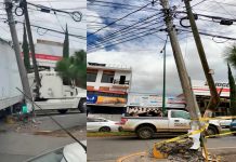 Tráiler destroza 2 postes en la Av. Periodismo, uno es de la CFE