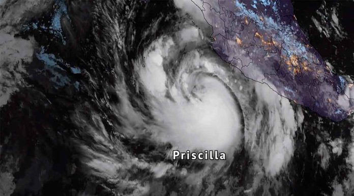 Sheinbaum alerta por intensificación del huracán Priscilla; autoridades se preparan ante su avance