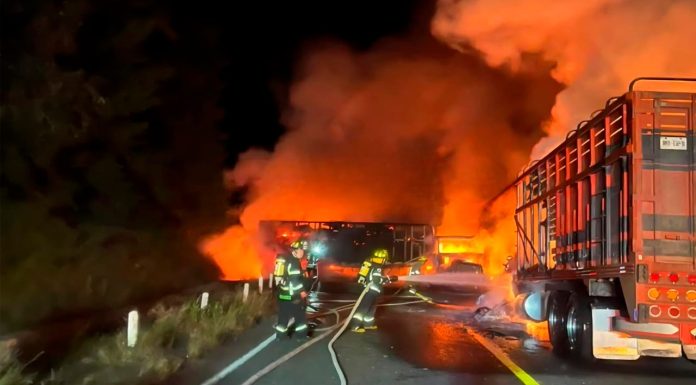 Enfrentamiento entre delincuentes y la GN desata quema de vehículos