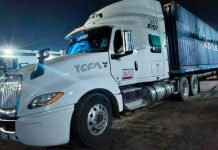 Tráiler robado en el puerto de Lázaro Cárdenas es recuperado en Uruapan; los delincuentes logran huir