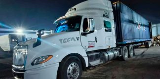 Tráiler robado en el puerto de Lázaro Cárdenas es recuperado en Uruapan; los delincuentes logran huir