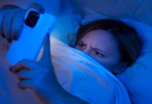 Qué es el “Vamping”: el hábito nocturno que te deja agotado por las mañanas y, ¿cómo evitarlo?