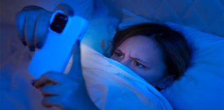 Qué es el “Vamping”: el hábito nocturno que te deja agotado por las mañanas y, ¿cómo evitarlo?