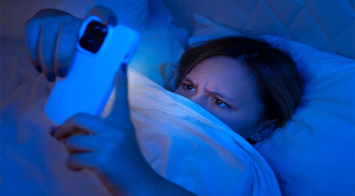 Qué es el “Vamping”: el hábito nocturno que te deja agotado por las mañanas y, ¿cómo evitarlo?