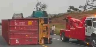 Vuelca remolque de tráiler en la Pátzcuaro-Cuitzeo; no hubo heridos