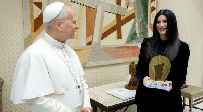#VIRAL | Laura Pausini visita al Papa León