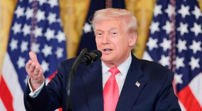 EE.UU. anuncia reducción de aranceles a café, carne y frutas para contener precios