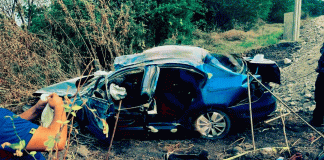 Dos adultos mayores heridos, al volcar su auto en Parácuaro