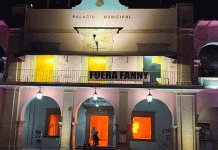 Manifestación en Apatzingán estalla en violencia, el palacio municipal fue destrozado