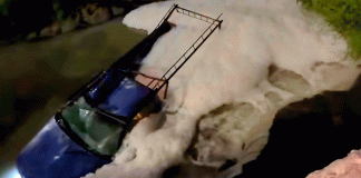 Hombre herido al caer con su camioneta a canal de aguas negras, en Uruapan