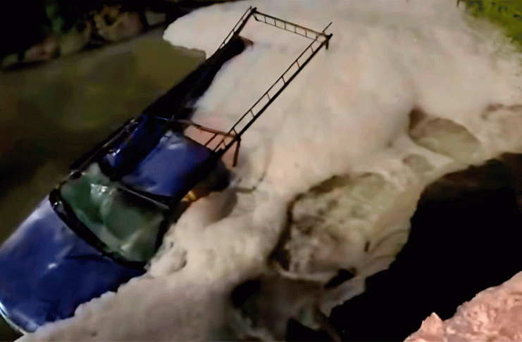 Hombre herido al caer con su camioneta a canal de aguas negras, en Uruapan