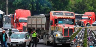 Bloqueos en carreteras de Michoacán superan los tres días y afectan tránsito