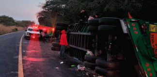 Camión refresquero vuelca en Ecuandureo y se desata rapiña