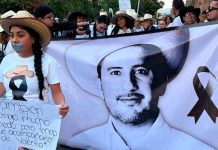 Ciudadanos exigen justicia para Carlos Manzo con manifestación pacífica