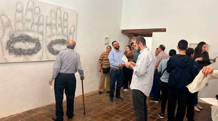 Carlos Soto impulsa el arte local con la exposición “Ritual de llamamiento”, una oda visual al cuerpo y la naturaleza