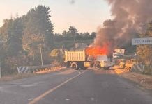 Tras enfrentamiento delincuentes queman camión volteo en El Ajuno y realizan una serie de bloqueos carreteros