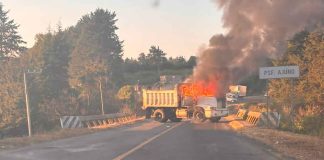 Tras enfrentamiento delincuentes queman camión volteo en El Ajuno y realizan una serie de bloqueos carreteros