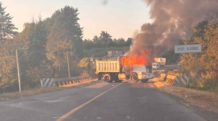 Tras enfrentamiento delincuentes queman camión volteo en El Ajuno y realizan una serie de bloqueos carreteros