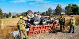 Volcadura de camión de carga deja 1 herido en la Morelia-Maravatío