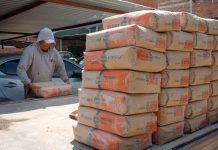 Diputado David Martínez Gowman entrega material de construcción al Cobaem Zamora, Michoacán