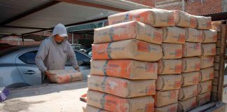 Diputado David Martínez Gowman entrega material de construcción al Cobaem Zamora, Michoacán