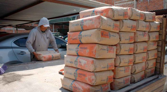 Diputado David Martínez Gowman entrega material de construcción al Cobaem Zamora, Michoacán