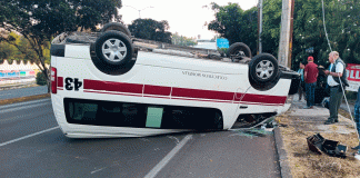 Vuelca combi en el Libramiento de Morelia