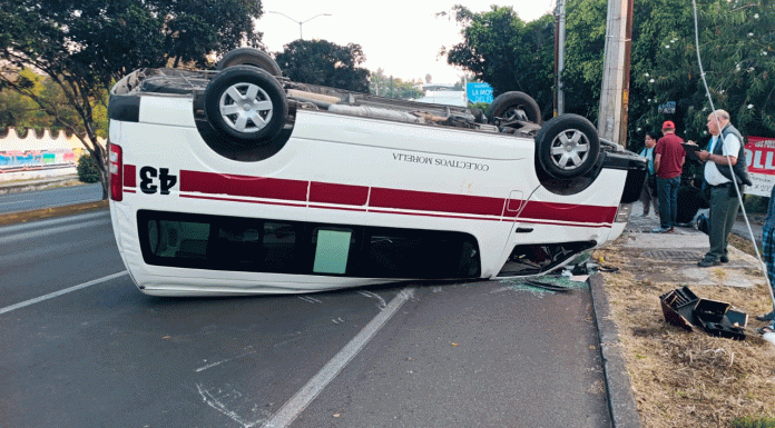 Vuelca combi en el Libramiento de Morelia