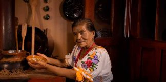 Cayetana Nambo, maestra cocinera tradicional, comparte su pasión por la gastronomía: Sectur
