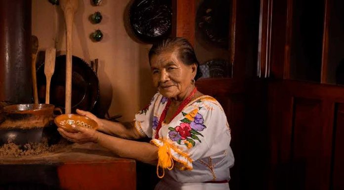Cayetana Nambo, maestra cocinera tradicional, comparte su pasión por la gastronomía: Sectur