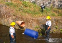 Localizan cadáver de mujer dentro de tambo de plástico, en un río, de Uruapan